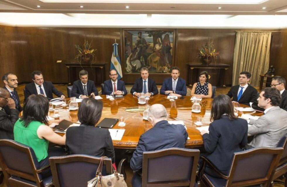 Dujovne y Sandleris recibieron el conforme del FMI al programa