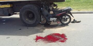 La víctima impactó con la parte trasera de un camión