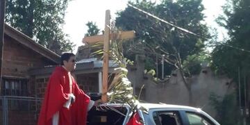 Sacerdotes de Puerto Iguazú recorrieron los barrios para bendecir los ramos