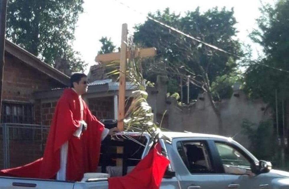 Sacerdotes de Puerto Iguazú recorrieron los barrios para bendecir los ramos
