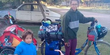 Lina y Adrián viajan en bicicleta (Web)