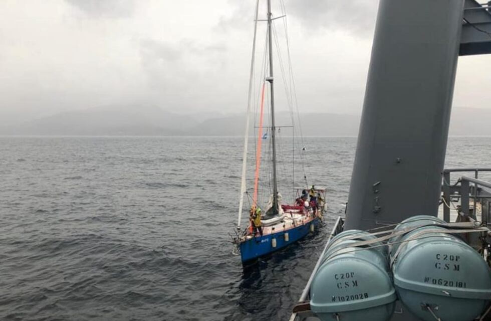 Velero ruso asistido por buque de la Armada