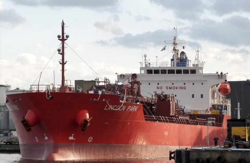 Buque inglés, amarrado en Dock Sud, viola la Ley Gaucho Rivero