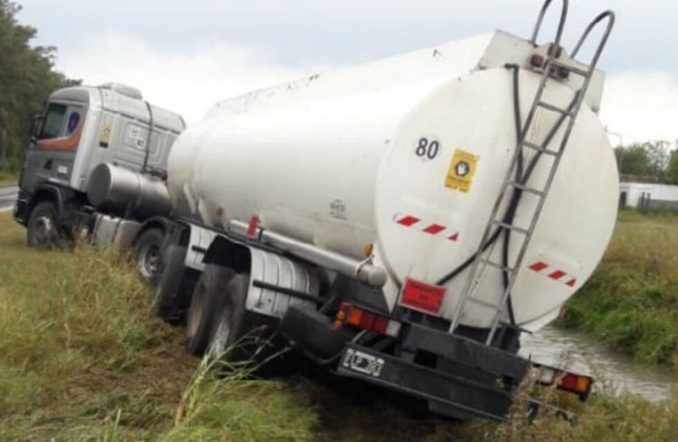 Camión despistó a la altura de General Rojo y terminó en la banquina