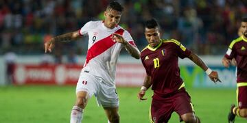 MAT001. MATURIN (VENEZUELA) - 23/03/2017 - El jugador de Peru00fa Paolo Guerrero (i) disputa el balu00f3n con el venezolano Ru00f3mulo Otero (d) hoy, jueves 23 de marzo de 2017, durante su partido por las eliminatorias al mundial de fu00fatbol Rusia 2018 en el estadio Mo