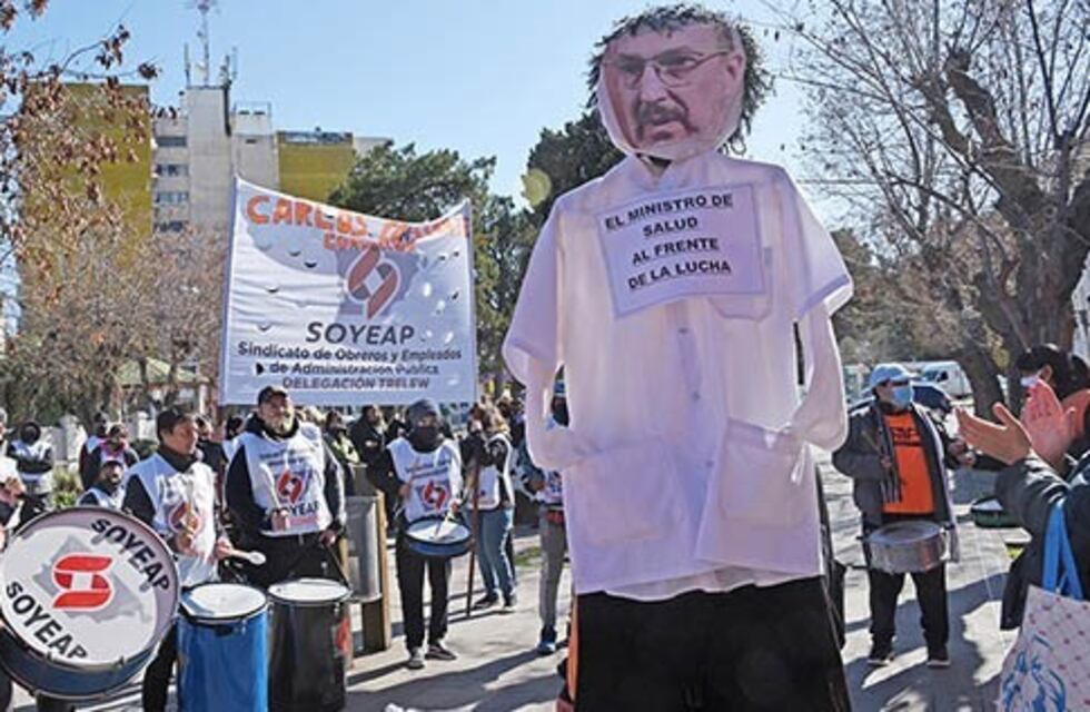 Trabajadores de Salud marcharon en protesta y fueron recibidos por el Ministro Puratich