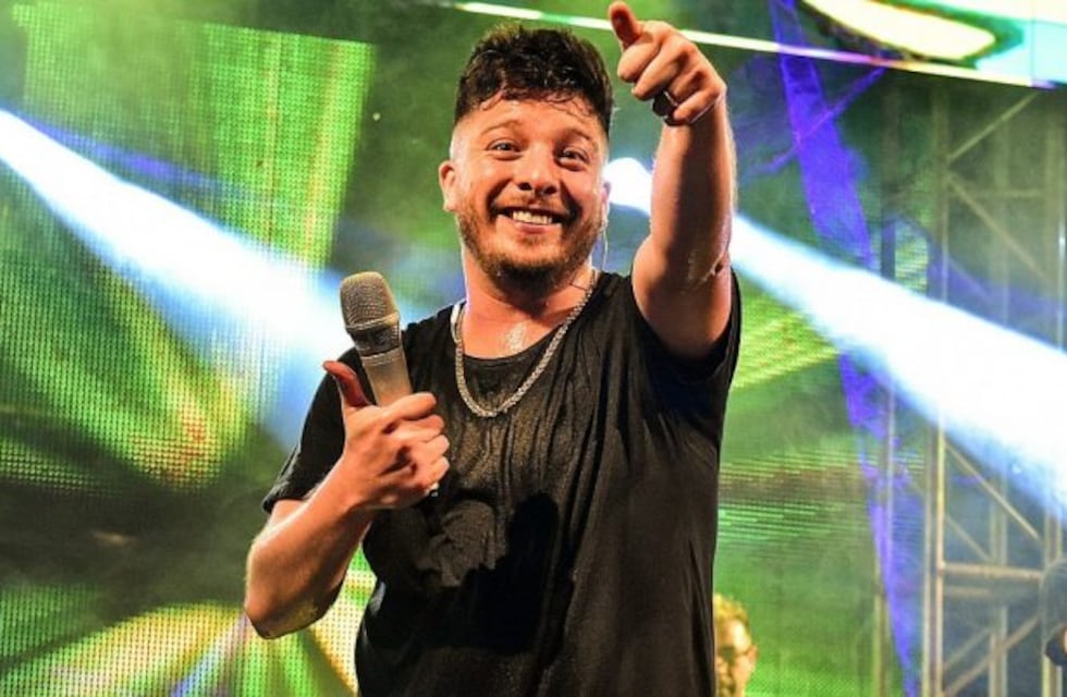 Un concejal, enojado con un afiche de Damián Córdoba