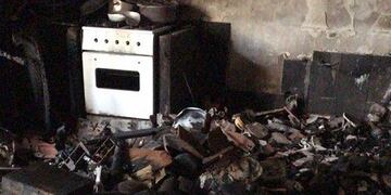 Una joven y su familia perdieron todo en un incendio en Granadero Baigorria\u002E (Agostina Dulout)