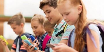 Francia prohibe los celulares en la escuela (Web)