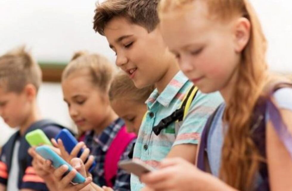 Francia prohibió el uso de celulares en las escuelas