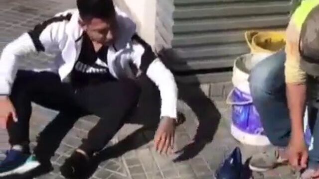 El jugador paró para saludar al cuidacoches y se retiró descalzo\u002E (@sarmiento\u002Eivan10)