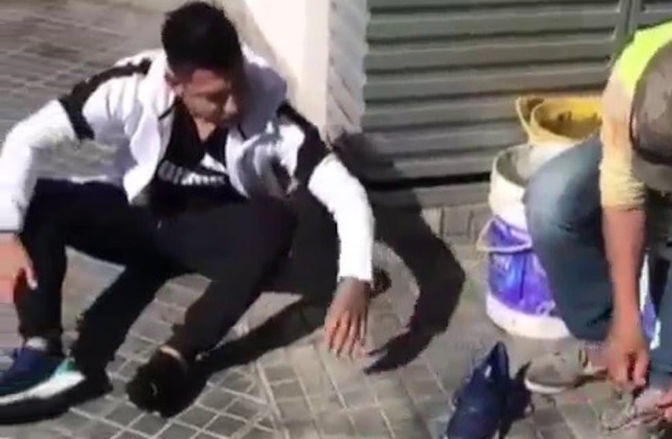 Brian Sarmiento sorprendió a un cuidacoches y le regaló sus zapatillas