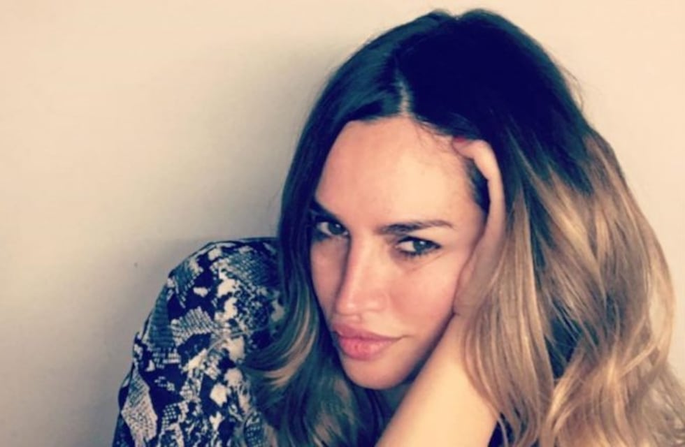 Belén Francese se declaró fan de la "foto baño" con una postal para el infarto