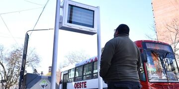 Avanza la instalación de carteles que estiman el tiempo de arribo de los colectivos (Municipalidad de La Plata)