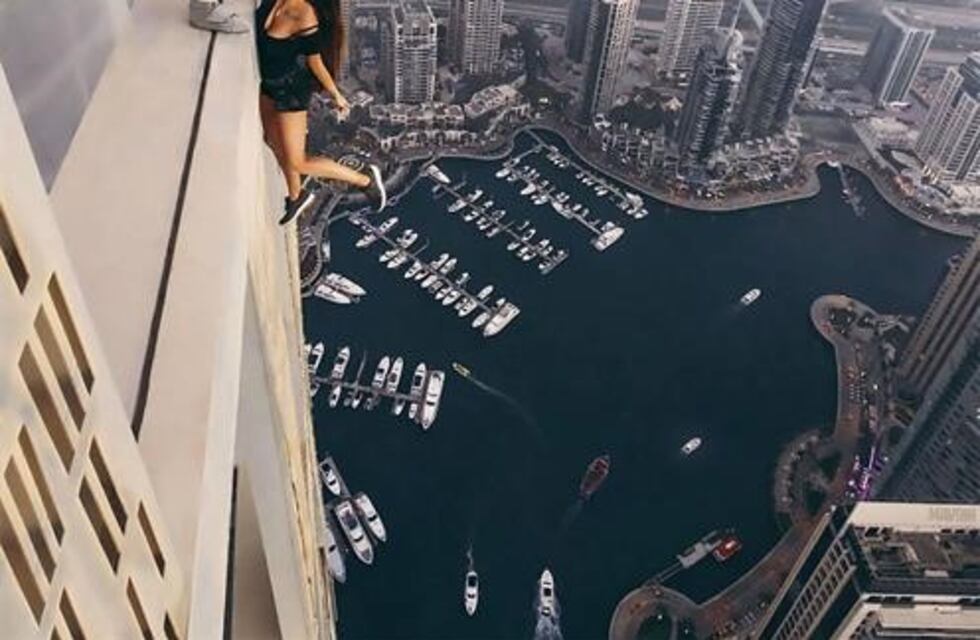 Modelo de alto riesgo: se colgó a 300 metros de altura sin seguridad para sacarse una foto