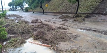 El deslizamiento ocurrió en la bajada de Pellegrini, casi Belgrano\u002E (@nicolasmaggi87)