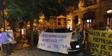 El gremio se manifestó en la puerta del local para visibilizar el conflicto\u002E (Prensa Uthgra Rosario)