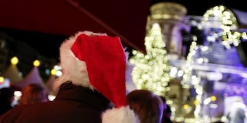A man wears a Santa Claus hat as he walks in the illuminated Christmas market at Gendarmenmarkt square in Berlin, November 25, 2013\u002E    REUTERS/Fabrizio Bensch      REUTERS/Fabrizio Bensch (GERMANY - Tags: CITYSCAPE SOCIETY RELIGION) alemania berlin  alemania decoracion navideña en berlin fiestas de fin de año