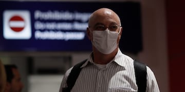 AME4287\u002E BUENOS AIRES (ARGENTINA), 13/03/2020\u002E- Pasajeros usan cubrebocas para protegerse del coronavirus mientras transitan por el Aeropuerto Internacional de Ezeiza hoy viernes en Buenos Aires\u002E El Gobierno de Argentina dispuso este viernes que la suspensiones de vuelos procedentes de las zonas afectadas por el coronavirus decretada el jueves comenzará a regir de forma efectiva desde el próximo martes para permitir hasta entonces el regreso de los residentes en el país suramericano\u002E EFE/Juan Ignacio Roncoroni