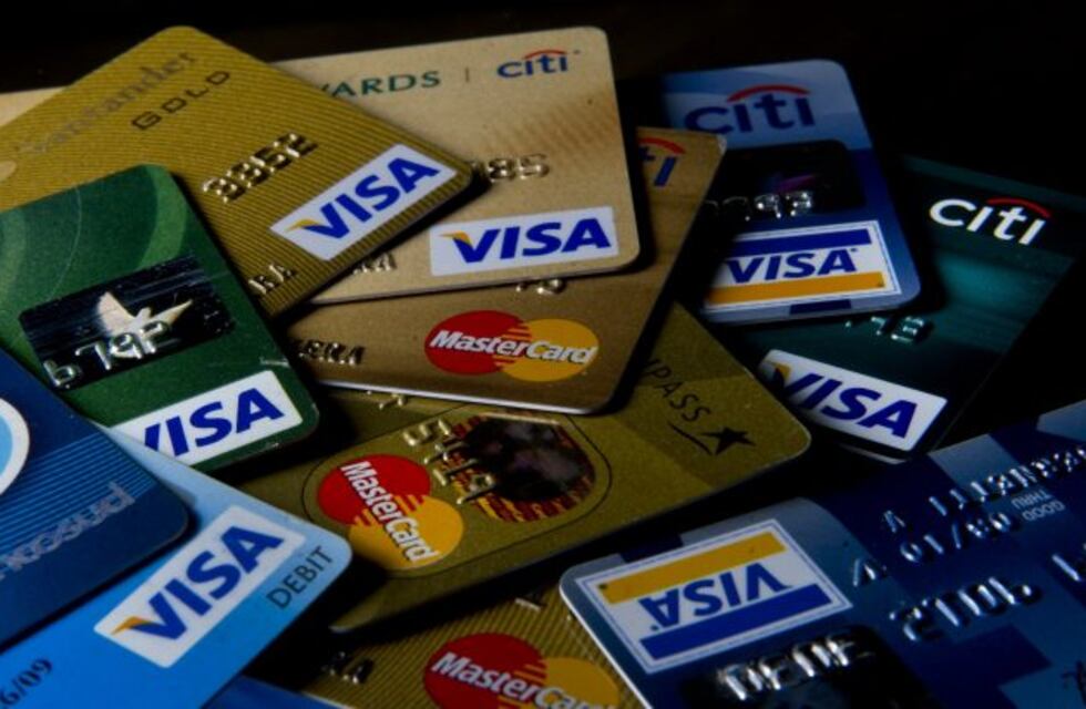 Analizan bajar paulatinamente las comisiones para tarjetas de débito y crédito