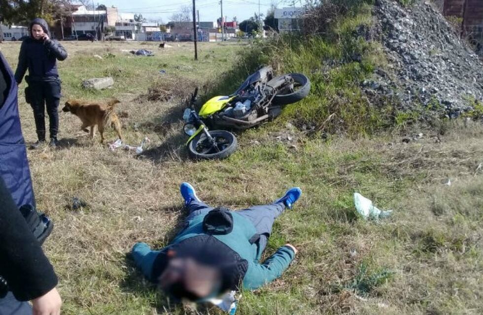 ¡De película! Escapaba de la policía y se estrelló contra un montículo de tierra