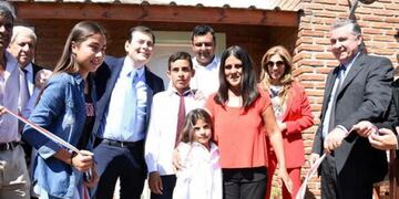 Zamora junto con una de las familias que recibió su vivienda\u002E