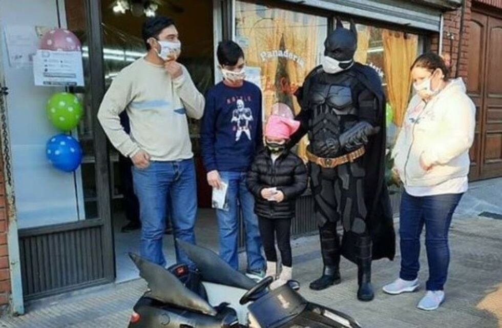 El Batman de La Plata entregó el mini batimóvil subastado por el Día de la Niñez