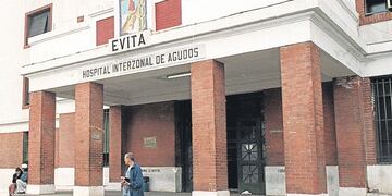 Un camillero y un paciente cayeron por el hueco de un ascensor en el Hospital Evita de Lanús\u002E