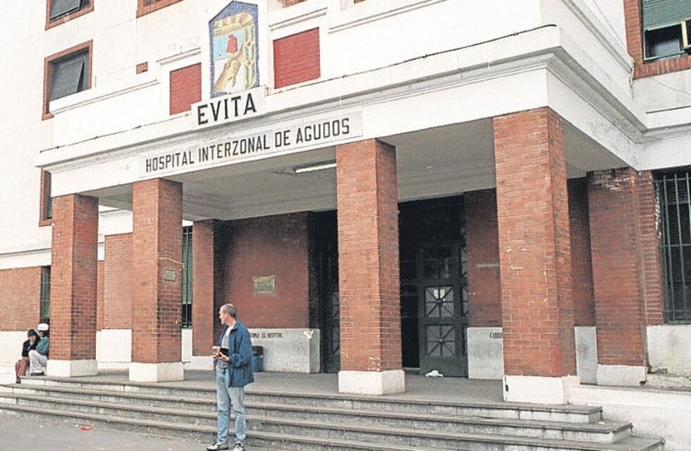 Un camillero y un paciente cayeron por el hueco de un ascensor en el Hospital Evita de Lanús