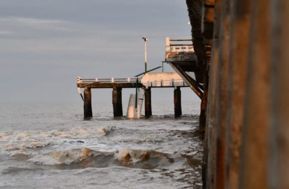 Por un derrumbe en un muelle de Mar de Ajó, tres pescadores debieron ser rescatados
