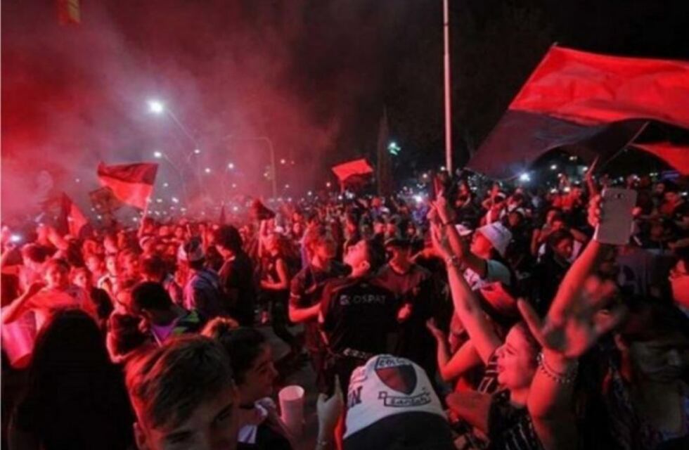 Miles de hinchas violaron la cuarentena por el aniversario de Colón