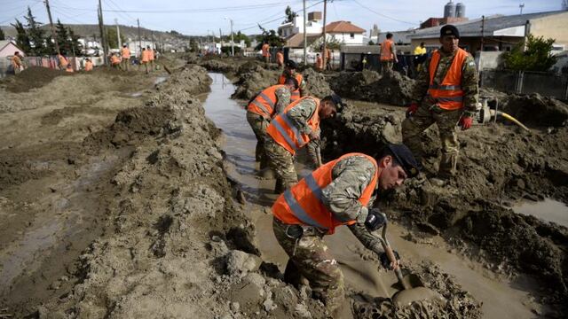 DYN29, COMODORO RIVADAVIA 12/04/17, EL GOBIERNO CONTINUu00d3 HOY CON EL OPERATIVO DE DISTRIBUCIu00d3N DE ALIMENTOS Y AGUA POTABLE PARA LA POBLACIu00d3N DAMNIFICADA POR LOS FUERTES TEMPORALES REGISTRADOS EN LA CIUDAD CHUBUTENSE DE COMODORO RIVADAVIA Y REFORZu00d3 LAS TARE