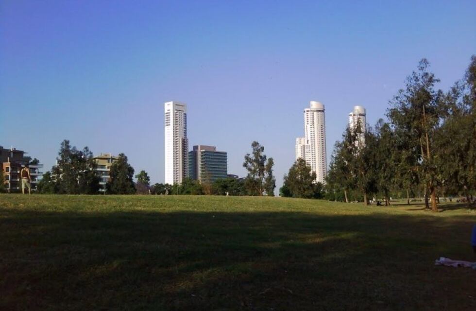 Salvaje pelea entre menores armados en la costanera