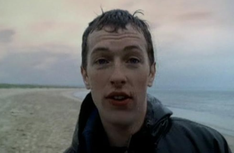 La triste historia detrás del video de "Yellow", de Coldplay