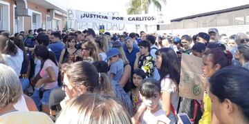 Multitudinario reclamo de Justicia por la muerte de Carlos Orellano (@luzolazagoitia)