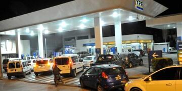 Los vehículos se agolparon para cargar combustible antes del aumento\u002E