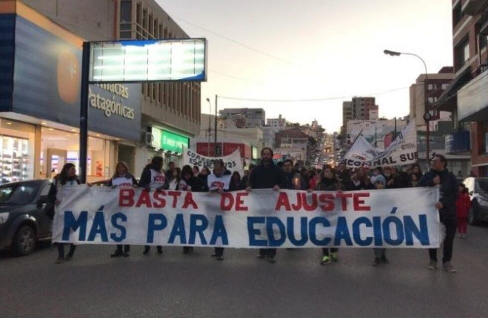 Se realizó la marcha de las antorchas en repudio al pago escalonado