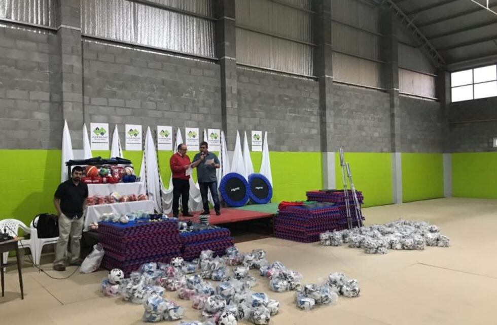 Entregaron material deportivo a 40 instituciones y clubes de Las Heras