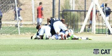 Festejo de la Quinta de la T en el predio Nuccetelli ante Vélez\u002E