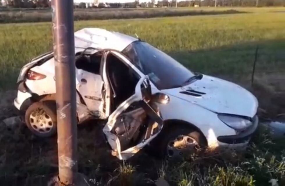 Chocó contra una columna de luz y salió despedido junto a un menor que lo acompañaba