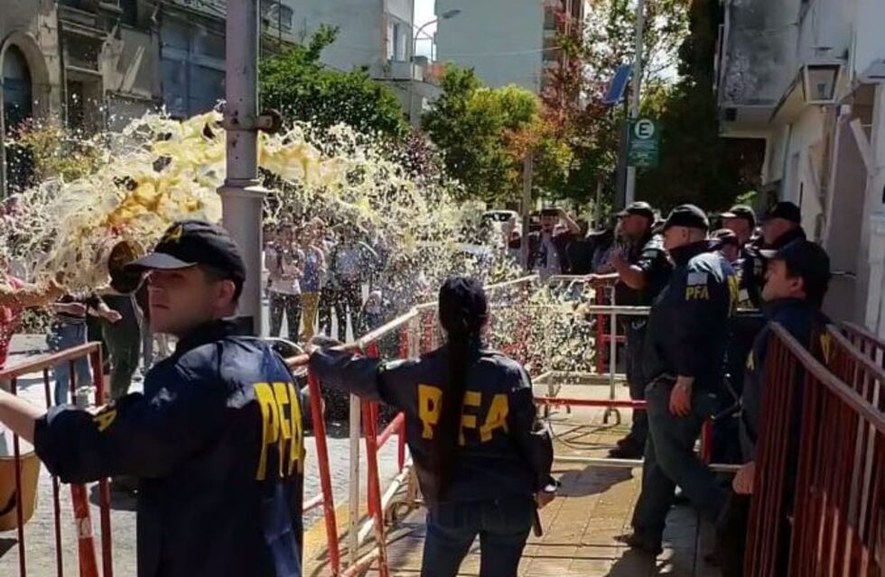 Tandil: manifestantes arrojaron orina y excremento a la Policía