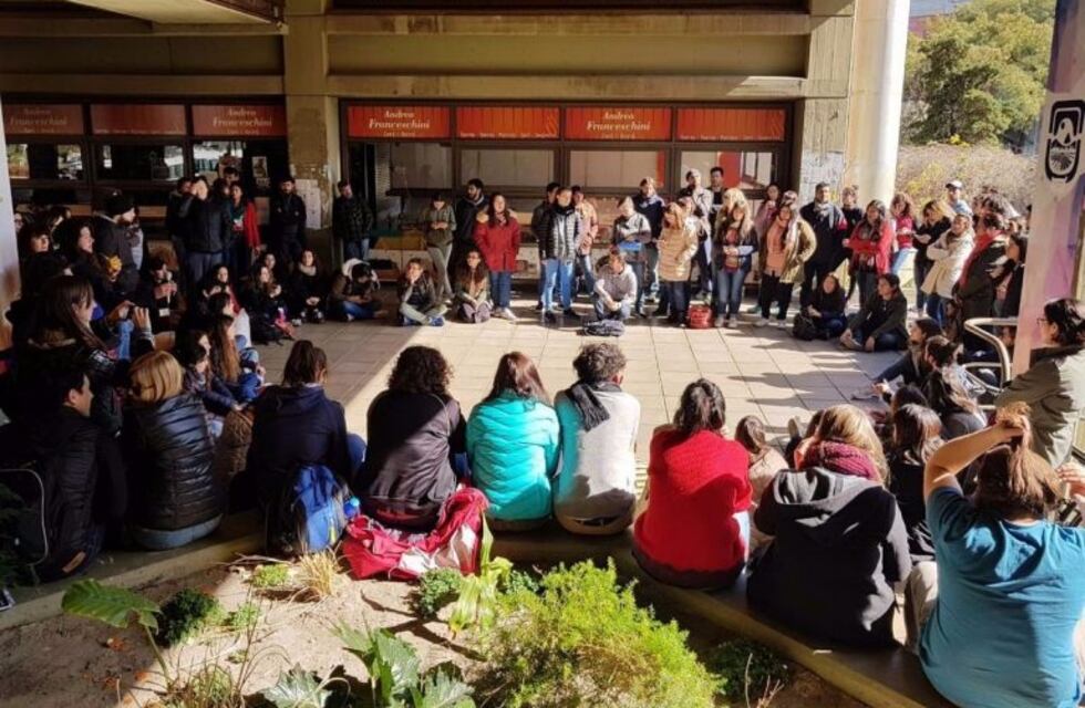 Le colocaron una bandera a favor del aborto a la  estatua de la Virgen en la UNSL
