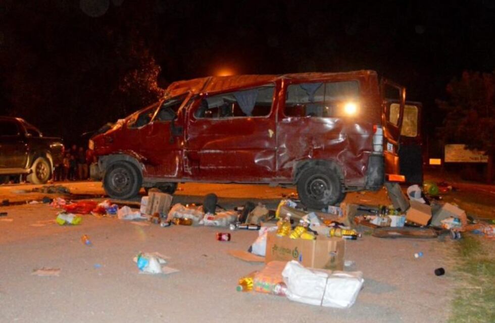 Llevaban alimentos no perecederos a Santiago y volcaron: dos muertos