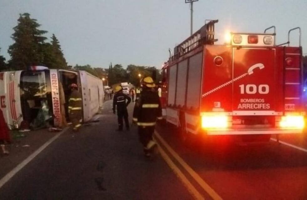 Volcaron dos micros y hay más de 30 heridos