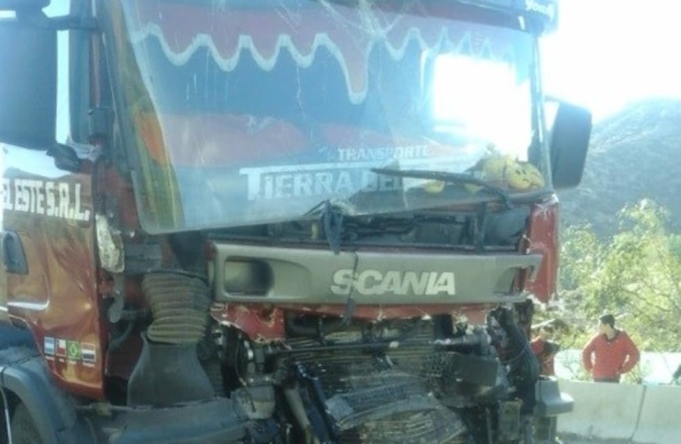 Caos para ingresar a Mendoza y Chile por el choque de camiones