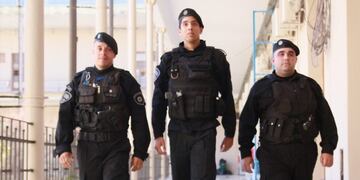 Los efectivos que rescataron a los dos menores en un incendio\u002E (Min\u002E Seguridad)