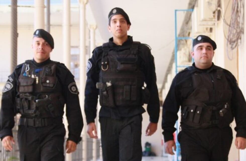 El conmovedor testimonio de los policías que casi caen al vacío para rescatar del fuego a dos niños