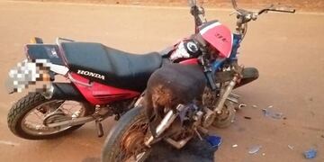 Motocicletas en El soberbio luego de un choque frontal en el que murieron sus conductores\u002E (Policía Misiones)