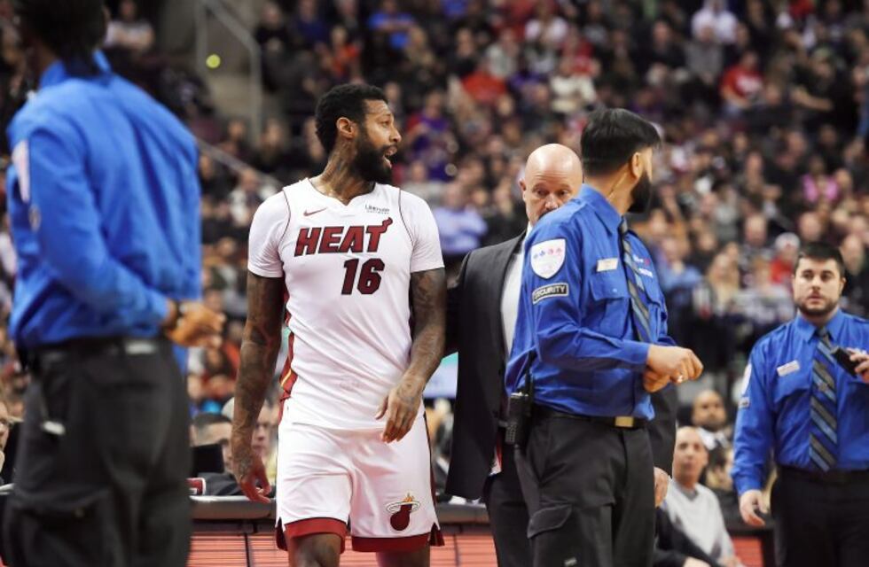 Escándalo en la NBA: Dos jugadores, a las trompadas en pleno partido