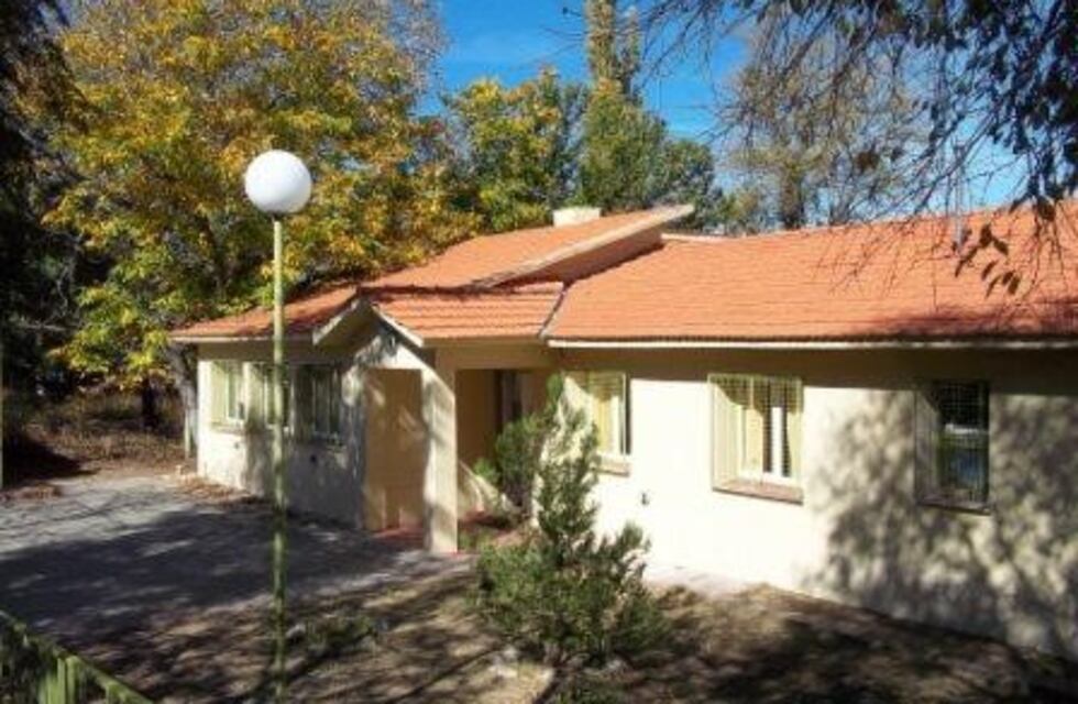 Asegura que un hombre siguió y le sacó fotos a su hija a la salida de la escuela